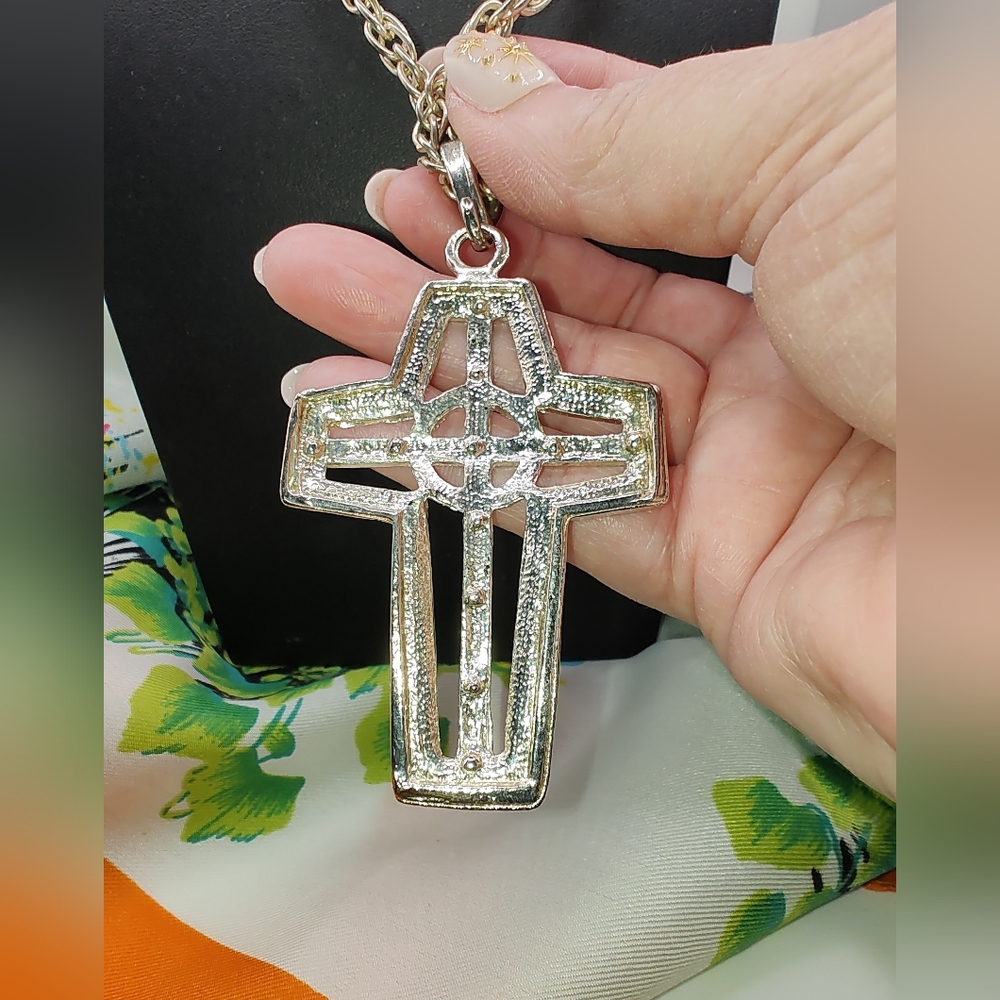 Beautiful Bold Vintage Soft Gold Tone Cross On A Chunky Chain - Picture 2 of 8